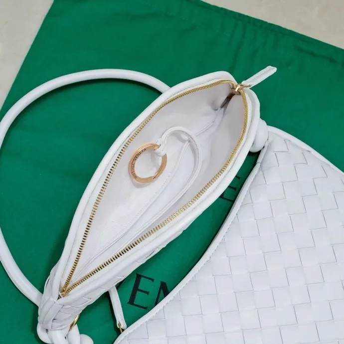 Batch 1860 Bv Shu Qi's same "Gemelli" twin bag 👇 Locked in advance 24 years of hot style 💕 Gemelli is paired with two half-moon shaped bags, matched with the brand's iconic intrecciato woven sheepskin, equipped with a detachable tubular handle, which can be used as a clutch, on the shoulder or by flipping the small crescent moon as a handle, or as a long shoulder strap 🉑️ crossbody The dual design has a personalized yet charming attitude, and the eye-catching visual impact brings an elegant and fashionable feeling. It is a bag worth buying💥 Size: 36x25x10, Model: 4281#